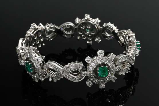 Elegantes Platin Armband mit Diamantsonnen und Ewigkeitsknoten im Brillant-, Achtkant- und Trapezschliff (zus. ca. 9.30ct) um 5 Smaragd Carrés (zus. ca. 2.70ct), 48,2g, L.17,5cm, Tragespuren - фото 2