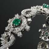 Elegantes Platin Armband mit Diamantsonnen und Ewigkeitsknoten im Brillant-, Achtkant- und Trapezschliff (zus. ca. 9.30ct) um 5 Smaragd Carrés (zus. ca. 2.70ct), 48,2g, L.17,5cm, Tragespuren - фото 3
