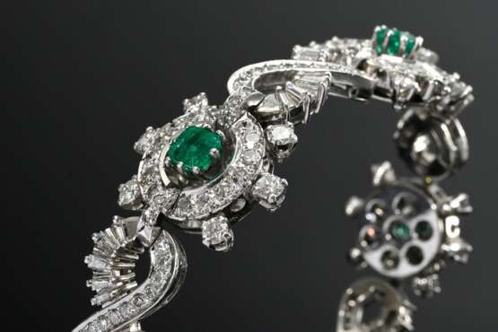 Elegantes Platin Armband mit Diamantsonnen und Ewigkeitsknoten im Brillant-, Achtkant- und Trapezschliff (zus. ca. 9.30ct) um 5 Smaragd Carrés (zus. ca. 2.70ct), 48,2g, L.17,5cm, Tragespuren - фото 3