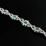 Elegantes Platin Armband mit Diamantsonnen und Ewigkeitsknoten im Brillant-, Achtkant- und Trapezschliff (zus. ca. 9.30ct) um 5 Smaragd Carrés (zus. ca. 2.70ct), 48,2g, L.17,5cm, Tragespuren - фото 4