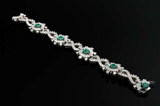 Elegantes Platin Armband mit Diamantsonnen und Ewigkeitsknoten im Brillant-, Achtkant- und Trapezschliff (zus. ca. 9.30ct) um 5 Smaragd Carrés (zus. ca. 2.70ct), 48,2g, L.17,5cm, Tragespuren - фото 4