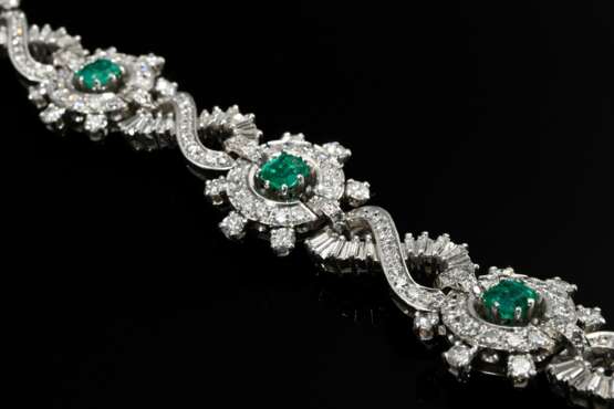 Elegantes Platin Armband mit Diamantsonnen und Ewigkeitsknoten im Brillant-, Achtkant- und Trapezschliff (zus. ca. 9.30ct) um 5 Smaragd Carrés (zus. ca. 2.70ct), 48,2g, L.17,5cm, Tragespuren - фото 5