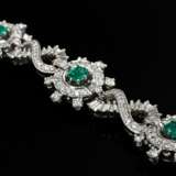 Elegantes Platin Armband mit Diamantsonnen und Ewigkeitsknoten im Brillant-, Achtkant- und Trapezschliff (zus. ca. 9.30ct) um 5 Smaragd Carrés (zus. ca. 2.70ct), 48,2g, L.17,5cm, Tragespuren - фото 5