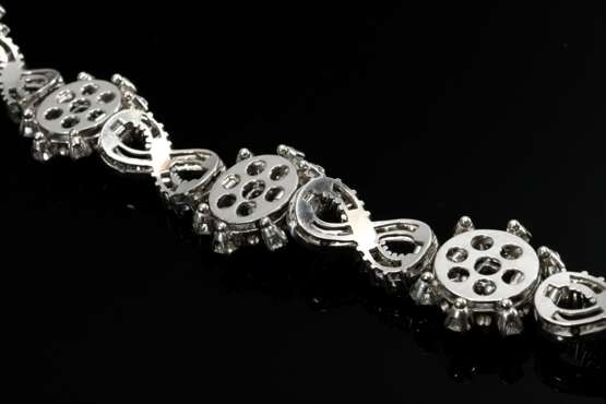Elegantes Platin Armband mit Diamantsonnen und Ewigkeitsknoten im Brillant-, Achtkant- und Trapezschliff (zus. ca. 9.30ct) um 5 Smaragd Carrés (zus. ca. 2.70ct), 48,2g, L.17,5cm, Tragespuren - фото 6