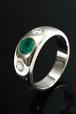 Weißgold 585 Bandring mit facettiertem Smaragd und 2 Brillanten (zus. ca. 0.20ct/VSI/W), 10,4g, Gr. 57, Tragespuren - photo 1
