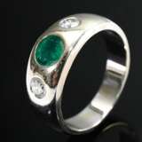 Weißgold 585 Bandring mit facettiertem Smaragd und 2 Brillanten (zus. ca. 0.20ct/VSI/W), 10,4g, Gr. 57, Tragespuren - photo 1