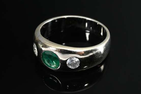 Weißgold 585 Bandring mit facettiertem Smaragd und 2 Brillanten (zus. ca. 0.20ct/VSI/W), 10,4g, Gr. 57, Tragespuren - photo 2