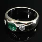 Weißgold 585 Bandring mit facettiertem Smaragd und 2 Brillanten (zus. ca. 0.20ct/VSI/W), 10,4g, Gr. 57, Tragespuren - photo 2