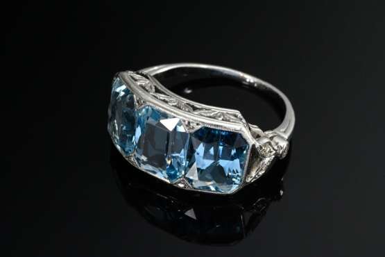 Platin 950 Ring im Garland Stil mit 3 Aquamarinen (zus. ca. 5.50ct) und Diamanten im Alt- und Achtkantschliff (zus. ca. 0.06ct/SI/W) auf seitlichen Blattverzierungen, um 1920, 6,2g, Gr. 55, Tragespuren - photo 1