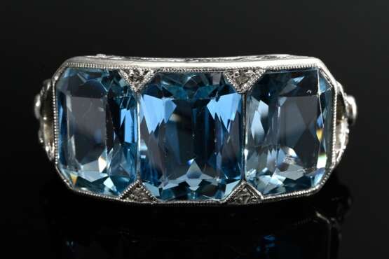 Platin 950 Ring im Garland Stil mit 3 Aquamarinen (zus. ca. 5.50ct) und Diamanten im Alt- und Achtkantschliff (zus. ca. 0.06ct/SI/W) auf seitlichen Blattverzierungen, um 1920, 6,2g, Gr. 55, Tragespuren - photo 2