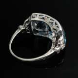 Platin 950 Ring im Garland Stil mit 3 Aquamarinen (zus. ca. 5.50ct) und Diamanten im Alt- und Achtkantschliff (zus. ca. 0.06ct/SI/W) auf seitlichen Blattverzierungen, um 1920, 6,2g, Gr. 55, Tragespuren - photo 3