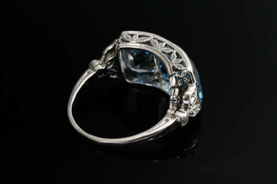Platin 950 Ring im Garland Stil mit 3 Aquamarinen (zus. ca. 5.50ct) und Diamanten im Alt- und Achtkantschliff (zus. ca. 0.06ct/SI/W) auf seitlichen Blattverzierungen, um 1920, 6,2g, Gr. 55, Tragespuren - photo 3