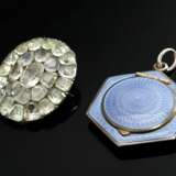 2 Diverse Teile Schmuck: antike Silber Nadel mit folierten Strasssteinen (8,2g, 3,1x2,6cm, Broschierung defekt, Tragespuren) und fliederfarbene emaillierte Silber 935 Puderdose zum Anhängen mit feiner Guillochierung und … - photo 1