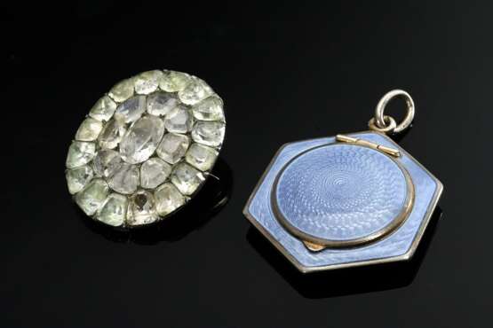 2 Diverse Teile Schmuck: antike Silber Nadel mit folierten Strasssteinen (8,2g, 3,1x2,6cm, Broschierung defekt, Tragespuren) und fliederfarbene emaillierte Silber 935 Puderdose zum Anhängen mit feiner Guillochierung und … - photo 1