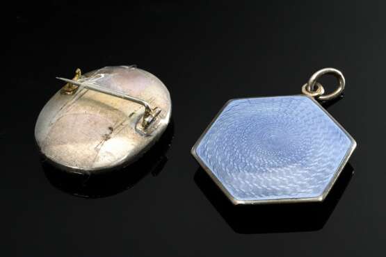 2 Diverse Teile Schmuck: antike Silber Nadel mit folierten Strasssteinen (8,2g, 3,1x2,6cm, Broschierung defekt, Tragespuren) und fliederfarbene emaillierte Silber 935 Puderdose zum Anhängen mit feiner Guillochierung und … - photo 2