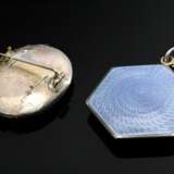 2 Diverse Teile Schmuck: antike Silber Nadel mit folierten Strasssteinen (8,2g, 3,1x2,6cm, Broschierung defekt, Tragespuren) und fliederfarbene emaillierte Silber 935 Puderdose zum Anhängen mit feiner Guillochierung und … - photo 2
