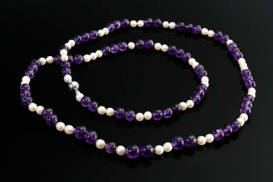 Lange Kette aus Amethystperlen (Ø 10,2-11,8mm) im Wechsel mit Zuchtperlen (Ø 7,5mm), 138g, L. 120cm - photo 1