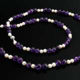 Lange Kette aus Amethystperlen (Ø 10,2-11,8mm) im Wechsel mit Zuchtperlen (Ø 7,5mm), 138g, L. 120cm - photo 1