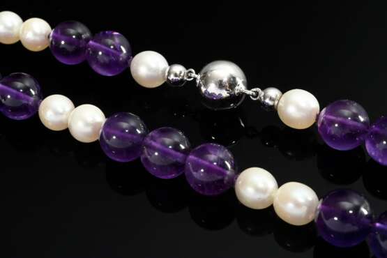 Lange Kette aus Amethystperlen (Ø 10,2-11,8mm) im Wechsel mit Zuchtperlen (Ø 7,5mm), 138g, L. 120cm - photo 2