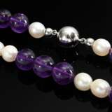 Lange Kette aus Amethystperlen (Ø 10,2-11,8mm) im Wechsel mit Zuchtperlen (Ø 7,5mm), 138g, L. 120cm - photo 2