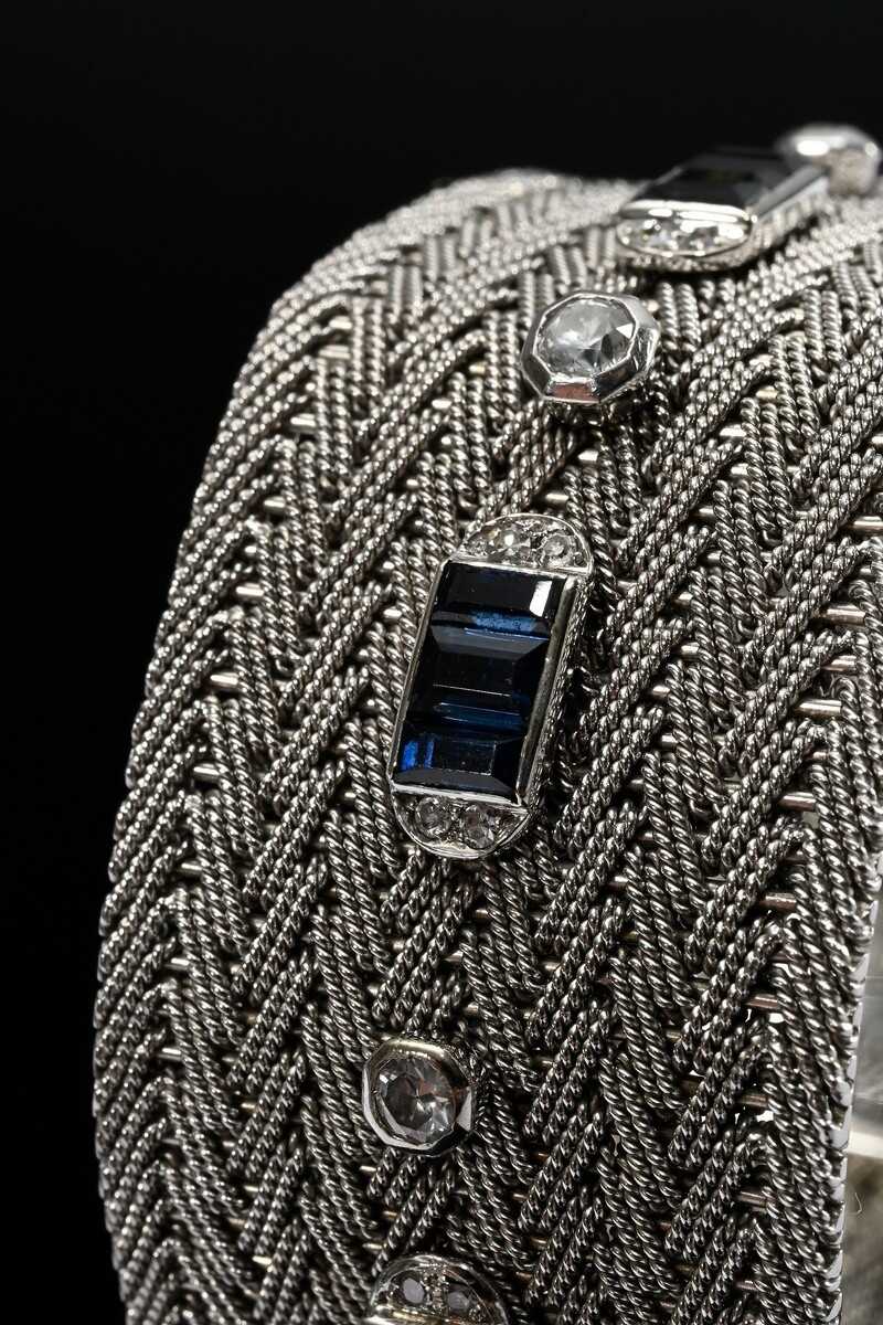 Breites handgefertigtes Weißgold 750 Armband im Strickdesign mit Diamanten (zus. ca. 0.95ct/VS-SI/W) und Saphiren (zus. ca. 5ct) im Baguetteschliff, Schweiz, 82g, 17,6x2,5cm, Tragespuren, etwas ausgetragen Breites handgefertigtes Weißgold 750 Armband im Strickdesign mit Diamanten (zus. ca. 0.95ct/VS-SI/W) und Saphiren (zus. ca. 5ct) im Baguetteschliff, Schweiz, 82g, 17,6x2,5cm, Tragespuren, etwas ausgetragen
