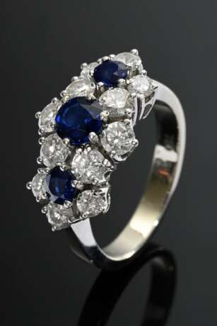 Gelb- und Weißgold 750 Trilogie Ring mit Saphiren (zus. ca. 0.70ct) und Brillanten (zus. ca. 1.10ct/VSI/W), 6,2g, Gr. 55 - photo 1
