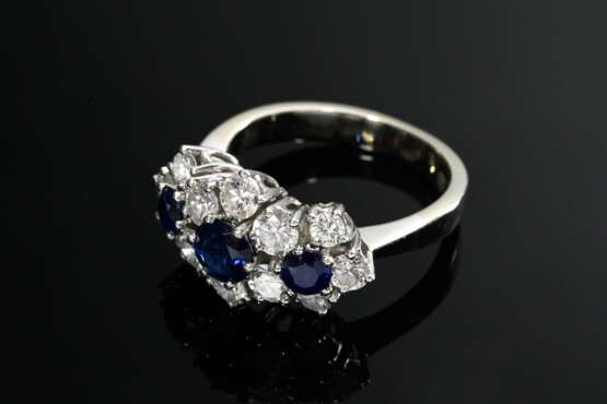 Gelb- und Weißgold 750 Trilogie Ring mit Saphiren (zus. ca. 0.70ct) und Brillanten (zus. ca. 1.10ct/VSI/W), 6,2g, Gr. 55 - photo 2