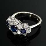 Gelb- und Weißgold 750 Trilogie Ring mit Saphiren (zus. ca. 0.70ct) und Brillanten (zus. ca. 1.10ct/VSI/W), 6,2g, Gr. 55 - photo 2