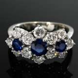 Gelb- und Weißgold 750 Trilogie Ring mit Saphiren (zus. ca. 0.70ct) und Brillanten (zus. ca. 1.10ct/VSI/W), 6,2g, Gr. 55 - photo 3