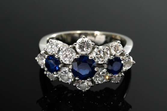 Gelb- und Weißgold 750 Trilogie Ring mit Saphiren (zus. ca. 0.70ct) und Brillanten (zus. ca. 1.10ct/VSI/W), 6,2g, Gr. 55 - photo 3