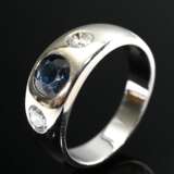 Weißgold 585 Bandring mit facettiertem Saphir und 2 Brillanten (zus. ca. 0.30ct/VSI/W), 10,4g, Gr. 57, Tragespuren - photo 1