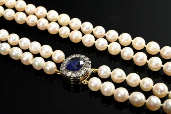 Zweireihiges Zuchtperlencollier an Gelbgold 585 Schließe mit synthetischem Saphir in Altschliffdiamant Kranz (zus. ca. 0.96ct/P1-3/TCR-C/1 Achtkantdiamant) in antiker Silberfassung, Mariage, 69,2g, L. 46cm, Ø 7,2-7,5mm… - фото 1
