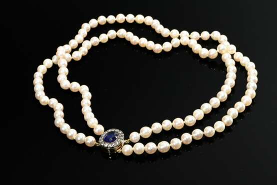 Zweireihiges Zuchtperlencollier an Gelbgold 585 Schließe mit synthetischem Saphir in Altschliffdiamant Kranz (zus. ca. 0.96ct/P1-3/TCR-C/1 Achtkantdiamant) in antiker Silberfassung, Mariage, 69,2g, L. 46cm, Ø 7,2-7,5mm… - фото 2