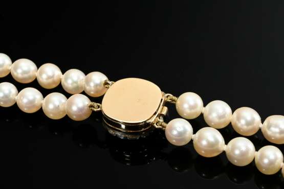 Zweireihiges Zuchtperlencollier an Gelbgold 585 Schließe mit synthetischem Saphir in Altschliffdiamant Kranz (zus. ca. 0.96ct/P1-3/TCR-C/1 Achtkantdiamant) in antiker Silberfassung, Mariage, 69,2g, L. 46cm, Ø 7,2-7,5mm… - фото 3