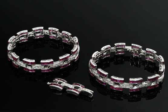 3 Teile eleganter Platin 950 Kombinationsschmuck in Art Deco Façon mit Brillanten (zus. ca. 4.16ct) und Rubin Carrés (zus. ca. 24.96ct), als Collier oder Armbbänder tragbar, Juwelier BEY ARS, Salzburg, 83,6g, L. 18,6/17,… - photo 1