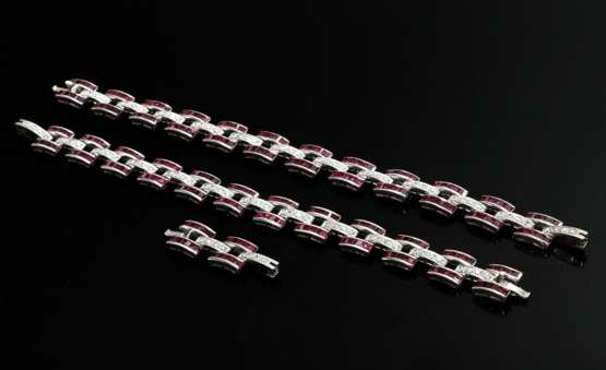 3 Teile eleganter Platin 950 Kombinationsschmuck in Art Deco Façon mit Brillanten (zus. ca. 4.16ct) und Rubin Carrés (zus. ca. 24.96ct), als Collier oder Armbbänder tragbar, Juwelier BEY ARS, Salzburg, 83,6g, L. 18,6/17,… - photo 2
