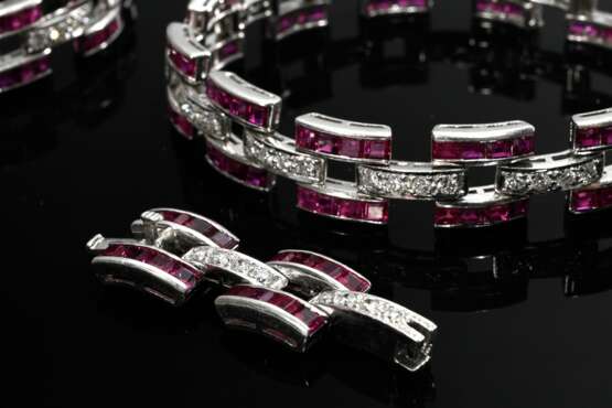 3 Teile eleganter Platin 950 Kombinationsschmuck in Art Deco Façon mit Brillanten (zus. ca. 4.16ct) und Rubin Carrés (zus. ca. 24.96ct), als Collier oder Armbbänder tragbar, Juwelier BEY ARS, Salzburg, 83,6g, L. 18,6/17,… - photo 4