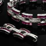 3 Teile eleganter Platin 950 Kombinationsschmuck in Art Deco Façon mit Brillanten (zus. ca. 4.16ct) und Rubin Carrés (zus. ca. 24.96ct), als Collier oder Armbbänder tragbar, Juwelier BEY ARS, Salzburg, 83,6g, L. 18,6/17,… - photo 4