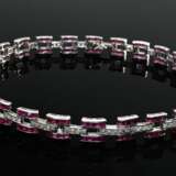 3 Teile eleganter Platin 950 Kombinationsschmuck in Art Deco Façon mit Brillanten (zus. ca. 4.16ct) und Rubin Carrés (zus. ca. 24.96ct), als Collier oder Armbbänder tragbar, Juwelier BEY ARS, Salzburg, 83,6g, L. 18,6/17,… - photo 5