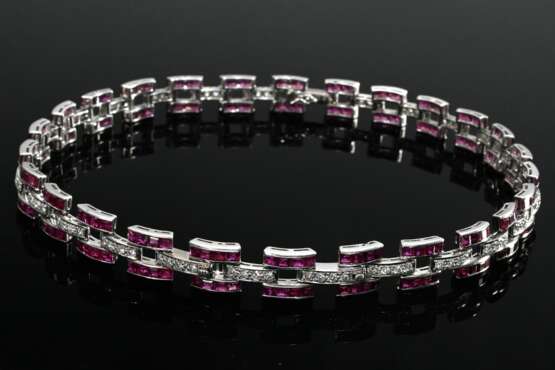3 Teile eleganter Platin 950 Kombinationsschmuck in Art Deco Façon mit Brillanten (zus. ca. 4.16ct) und Rubin Carrés (zus. ca. 24.96ct), als Collier oder Armbbänder tragbar, Juwelier BEY ARS, Salzburg, 83,6g, L. 18,6/17,… - photo 5
