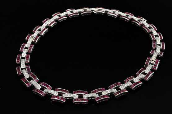 3 Teile eleganter Platin 950 Kombinationsschmuck in Art Deco Façon mit Brillanten (zus. ca. 4.16ct) und Rubin Carrés (zus. ca. 24.96ct), als Collier oder Armbbänder tragbar, Juwelier BEY ARS, Salzburg, 83,6g, L. 18,6/17,… - photo 6