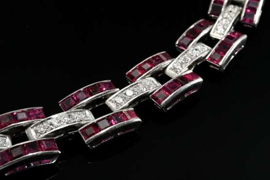 3 Teile eleganter Platin 950 Kombinationsschmuck in Art Deco Façon mit Brillanten (zus. ca. 4.16ct) und Rubin Carrés (zus. ca. 24.96ct), als Collier oder Armbbänder tragbar, Juwelier BEY ARS, Salzburg, 83,6g, L. 18,6/17,… - photo 7