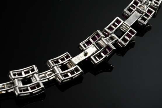 3 Teile eleganter Platin 950 Kombinationsschmuck in Art Deco Façon mit Brillanten (zus. ca. 4.16ct) und Rubin Carrés (zus. ca. 24.96ct), als Collier oder Armbbänder tragbar, Juwelier BEY ARS, Salzburg, 83,6g, L. 18,6/17,… - photo 8