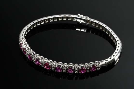 Modernes Weißgold 750 Armband mit Brillanten (zus. ca. 0.55ct/SI-P1/W) und 9 Rubinen im Mittelteil (zus. ca. 1.80ct), 18,7g, L.18cm - photo 1