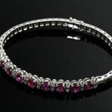 Modernes Weißgold 750 Armband mit Brillanten (zus. ca. 0.55ct/SI-P1/W) und 9 Rubinen im Mittelteil (zus. ca. 1.80ct), 18,7g, L.18cm - photo 1