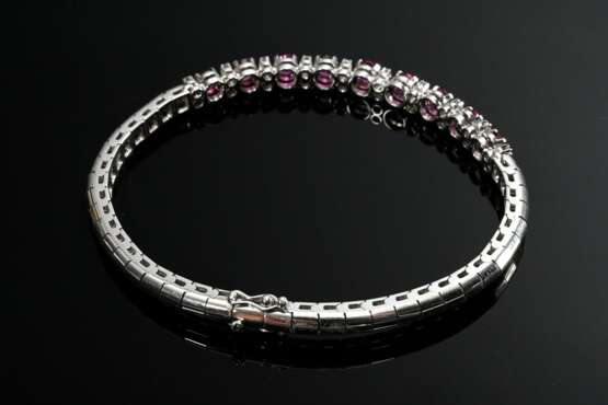 Modernes Weißgold 750 Armband mit Brillanten (zus. ca. 0.55ct/SI-P1/W) und 9 Rubinen im Mittelteil (zus. ca. 1.80ct), 18,7g, L.18cm - photo 2