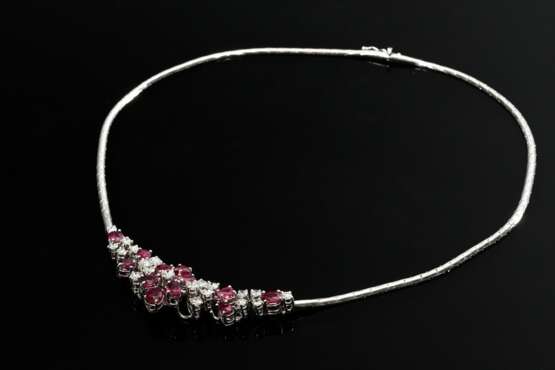 Elegantes Weißgold 750 Collier mit Rubinblüten (zus. ca. 4.60ct) im Tropfen- und Ovalschliff sowie Brillanten im Mittelteil (zus. ca. 2.30ct/SI/TW-W), 29,7g, Umfang ca. 45cm - photo 1