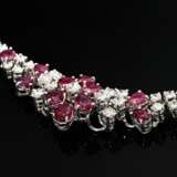 Elegantes Weißgold 750 Collier mit Rubinblüten (zus. ca. 4.60ct) im Tropfen- und Ovalschliff sowie Brillanten im Mittelteil (zus. ca. 2.30ct/SI/TW-W), 29,7g, Umfang ca. 45cm - photo 2