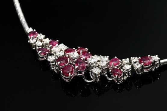 Elegantes Weißgold 750 Collier mit Rubinblüten (zus. ca. 4.60ct) im Tropfen- und Ovalschliff sowie Brillanten im Mittelteil (zus. ca. 2.30ct/SI/TW-W), 29,7g, Umfang ca. 45cm - photo 2