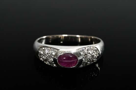 Klassischer Weißgold 750 Bandring mit Rubincabochon (ca. 0.60ct) und seitlichem Brillantpavée (zus. ca. 0.48ct/VSI-SI/W), 5,2g, Gr. 60 - Foto 2